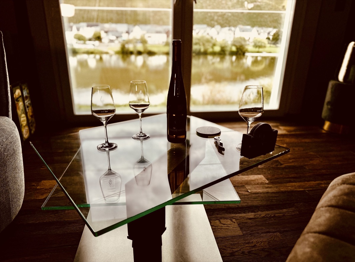 Bodentiefe Fenster mit Moselblick