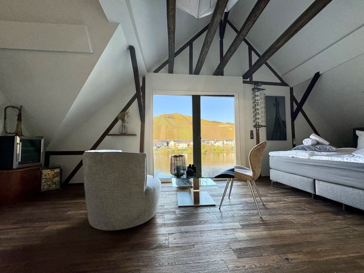 Dachgeschoss nachher – Schlafzimmer mit Moselblick