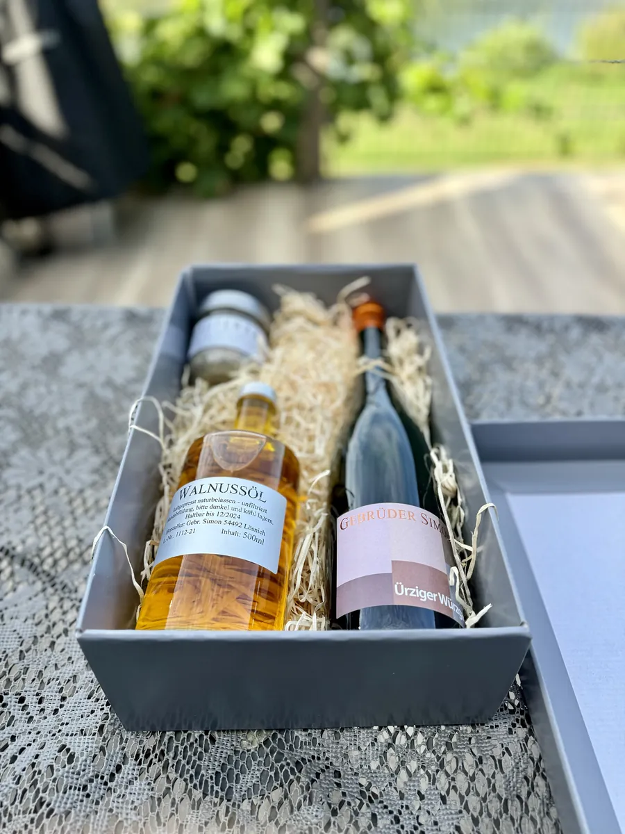 Geschenkbox mit Walnussöl und Ürziger Würzgarten von Gebrüder Simon aus Lösnich