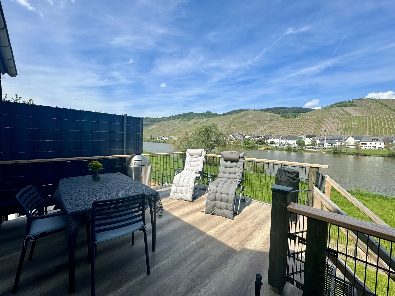 Sun loungers on the balcony